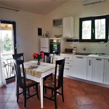 Gemuetliches Kleines Haus Mit Klimaanlage, Wifi Und Entspannender Terrasse Apartment *